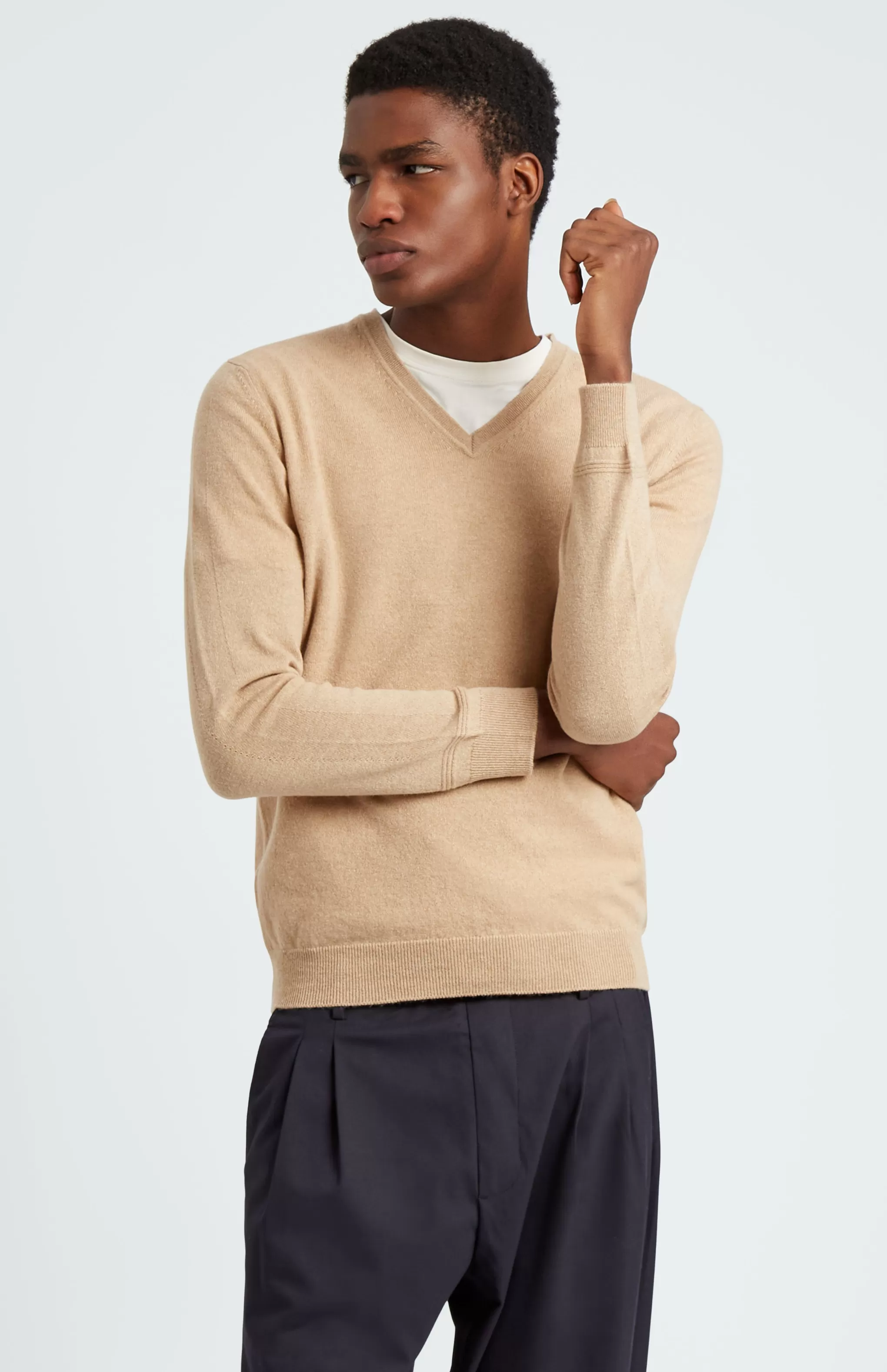 Store Classic V Neck Cashmere Jumper In Sand Men Made in Scotland
