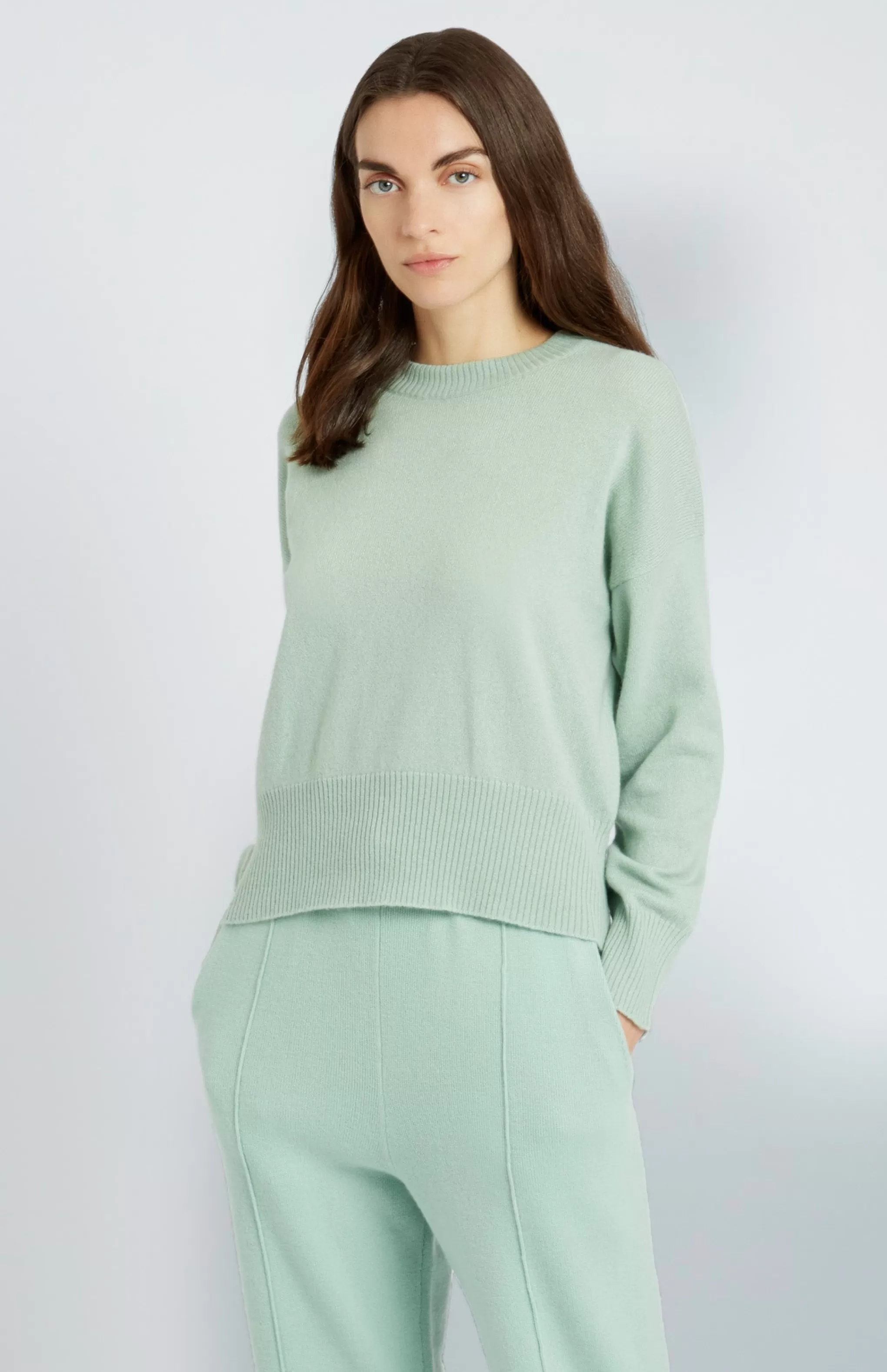 Online Women's Lightweight Round Neck Cashmere Jumper In Aniseed Green Men/Women Light Weight Knits
