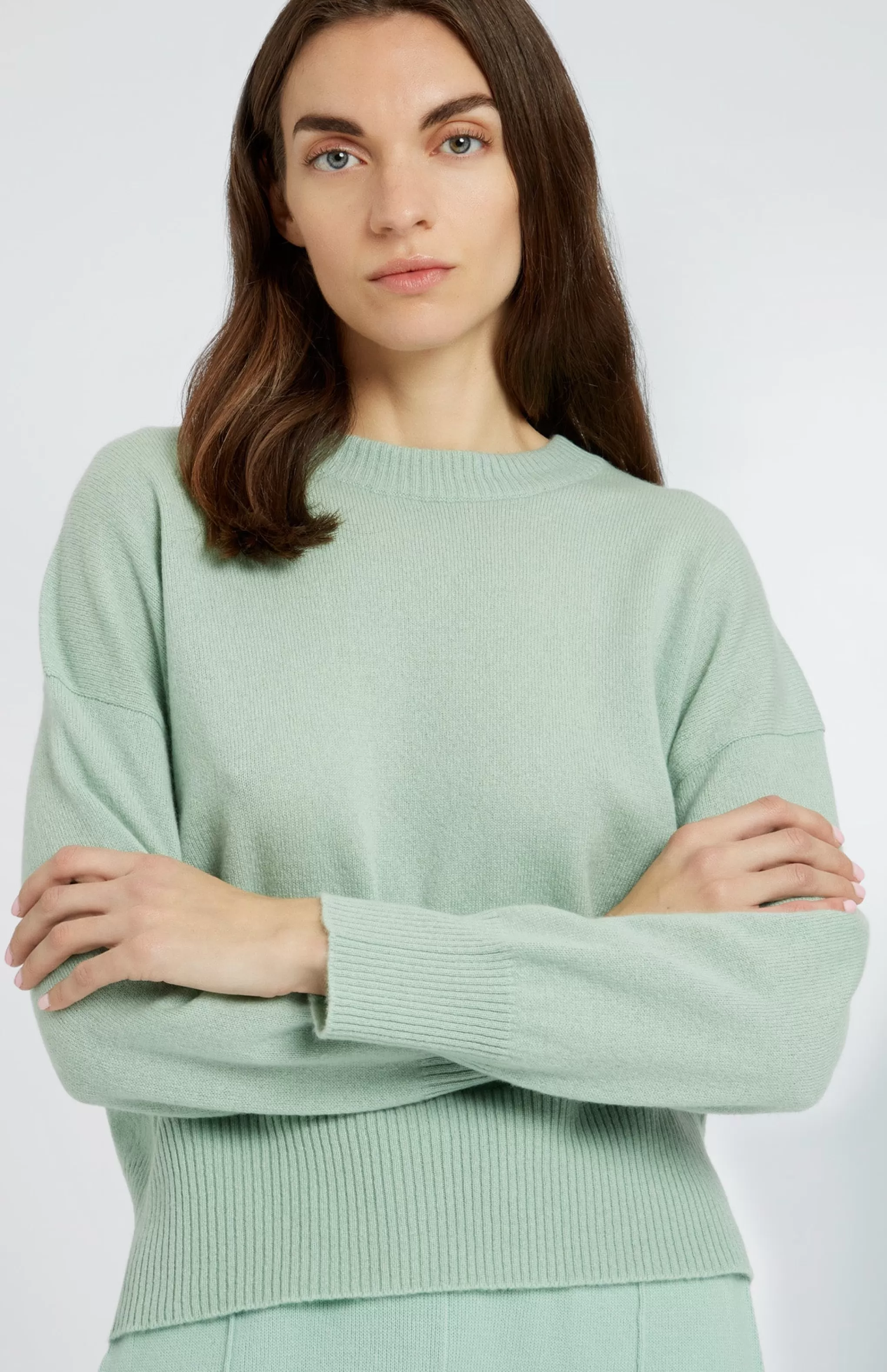 Flash Sale Women's Lightweight Round Neck Cashmere Jumper In Aniseed Green Men/Women Made in Scotland