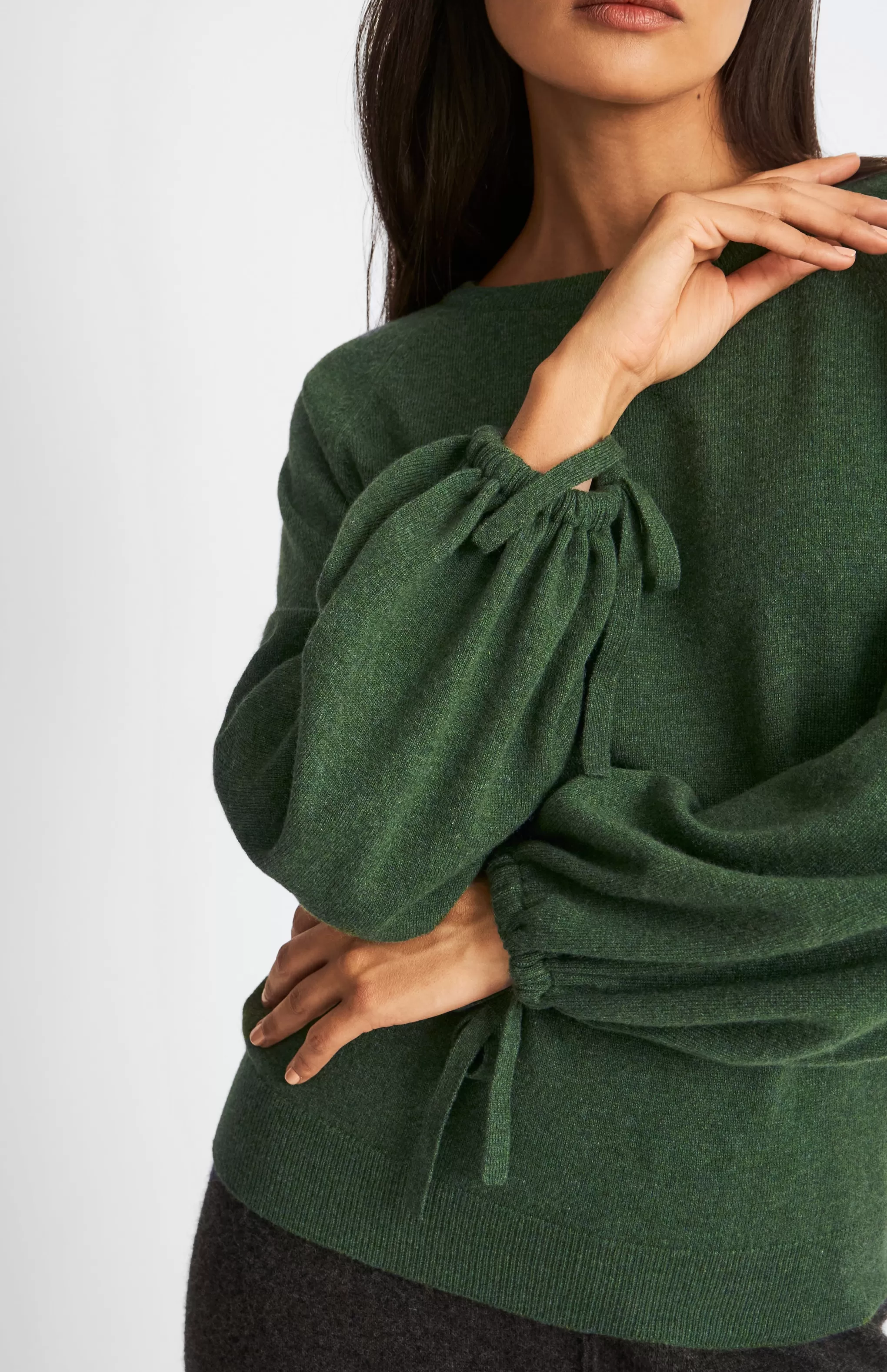 Fashion Women's Lightweight Round Neck Cashmere Jumper In Moss Green Men/Women Made in Scotland