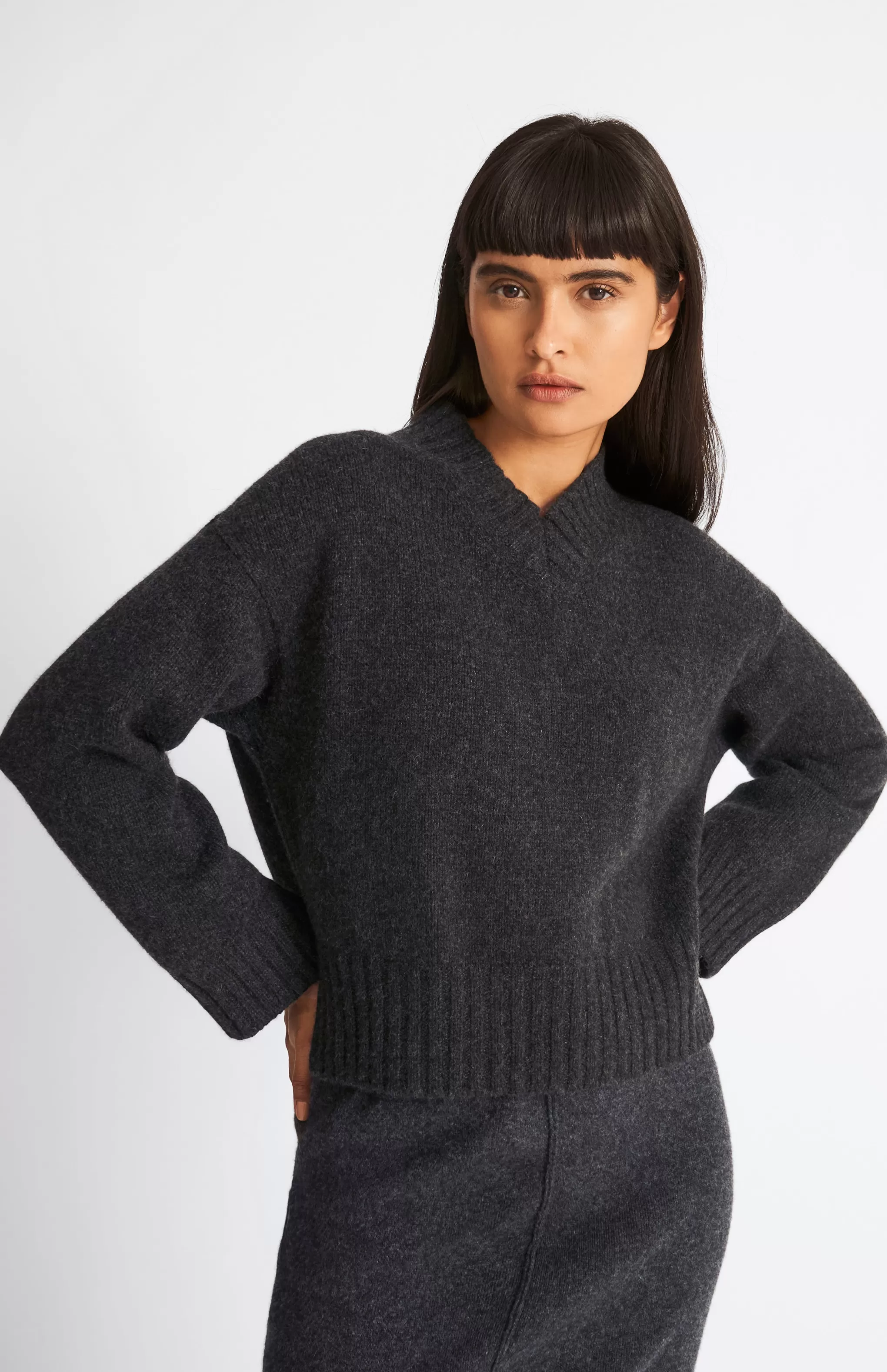 Best Sale Women's V Neck Cosy Cashmere Jumper In Charcoal Men/Women Best Sellers
