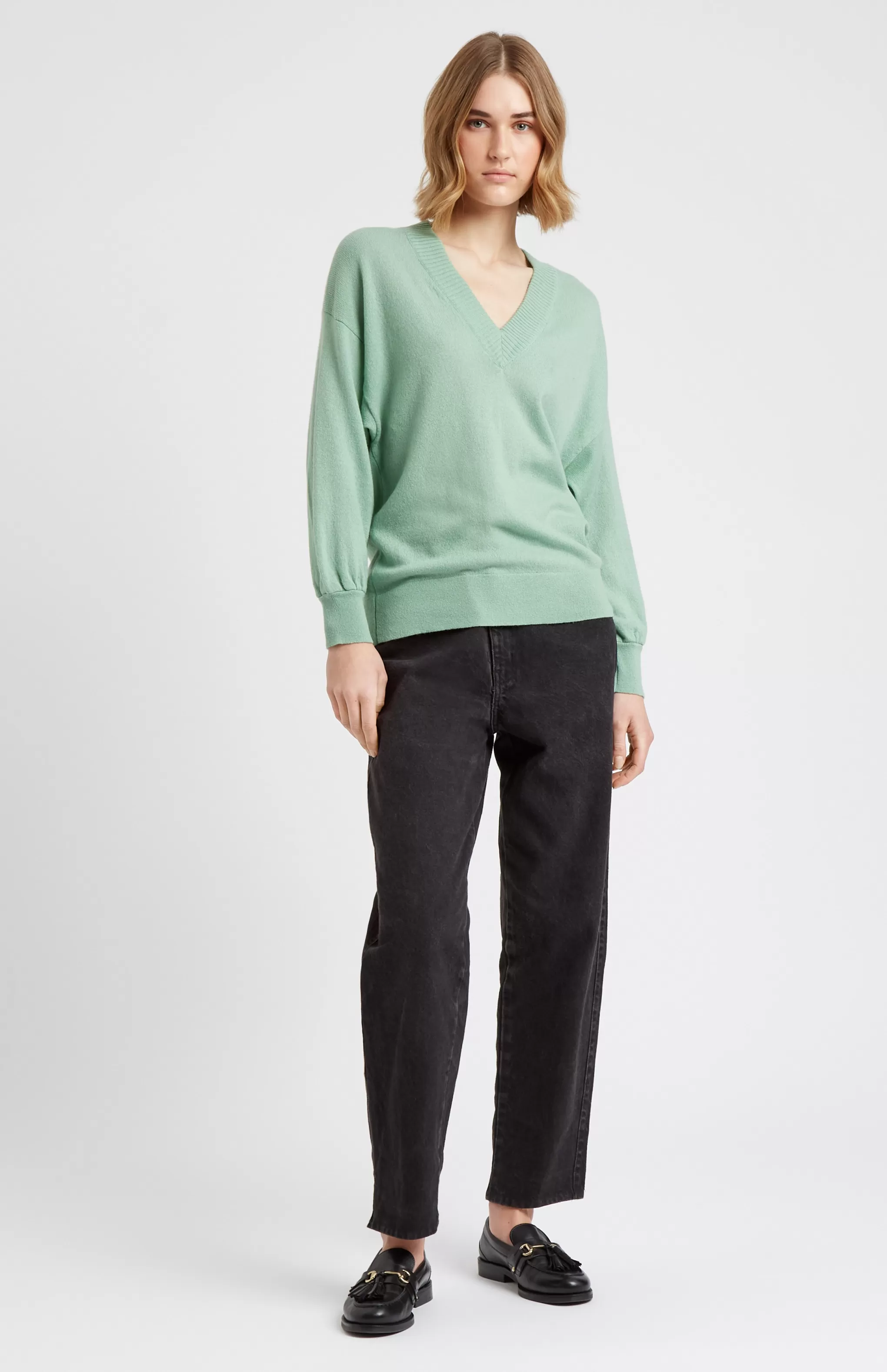 Shop Women's V Neck Lightweight Cashmere Jumper In Aniseed Green Men/Women Classic Cashmere